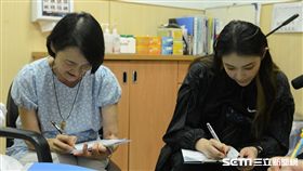 譚艾珍母女互為見證人，簽署預立醫療。（圖／台北慈濟醫院提供）