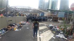香港媽媽12日面對全副武裝的鎮暴港警毫無懼色，聲嘶力竭地對員警喊話：「我不想這裡變成天安門廣場！」（圖／翻攝自
Tsang Chi Ho臉書）