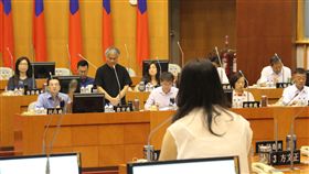 幼兒園男童被罰站　屏議員要教育處長站著受質詢屏東縣一家非營利幼兒園今年4月發生男童被會計罰站50分鐘，屏東縣議員許馨勻不滿至今未懲處，13日要求教育處長江國樑（前排左2）全程站著接受質詢，體會被罰站的感受。中央社記者郭芷瑄攝　108年6月13日