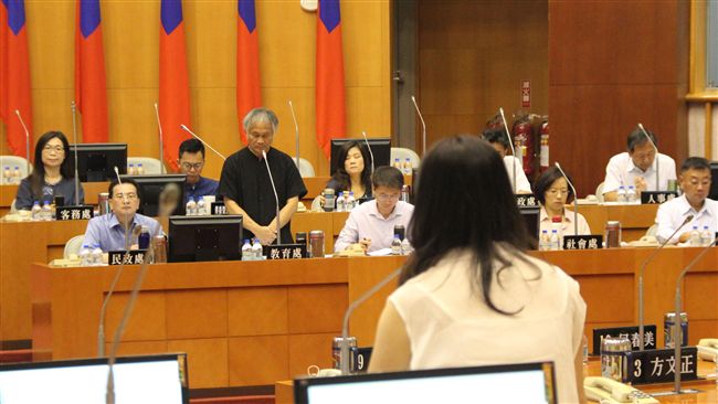 幼童被罰站　屏議員要處長站著受質詢