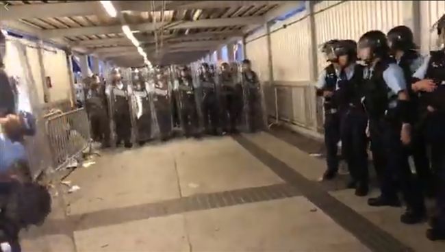 貍貓換太子？疑「共軍穿港警服」鎮壓