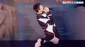 信雙膝跪地！號稱是「往死裡唱」震撼全場。（圖／狠耐聽音樂提供）