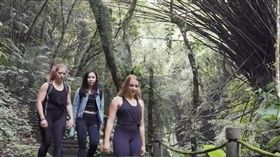 德國交換生遊獅頭山  如置身熱帶叢林探險中華優質旅遊發展協會日前舉辦全國大觀盃觀光導覽解說設計競賽，全台高中職及大專院校145支隊伍、600名選手參賽。文藻外語大學作品獲外語組冠軍，兩名德國交換生介紹獅頭山時，形容像在熱帶叢林冒險，但也很有趣。（中華優質旅遊發展協會提供）中央社記者汪淑芬傳真  108年6月13日