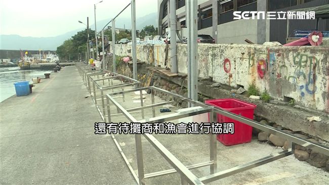 大溪漁港攤架全釘死　攤販控：阻救災