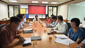 防堵秋行軍蟲　雲林成立疫情監控小組雲林縣水林鄉及四湖鄉12日各有一例疑似秋行軍蟲通報案例，縣長張麗善（後中）隨即指示成立疫情監控小組，並於13日舉行首次防疫會議，盼全面防堵秋行軍蟲。（雲林縣政府提供）中央社記者江俊亮傳真　108年6月13日