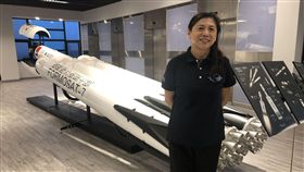 福衛七號發射在即　計畫主持人朱崇惠盼一切順利福爾摩沙衛星七號蓄勢待發，計畫總主持人朱崇惠（圖）希望火箭排程一切順利，預計今年完成發射。圖後方為福七火箭模型。中央社記者劉麗榮新竹攝 　108年3月16日