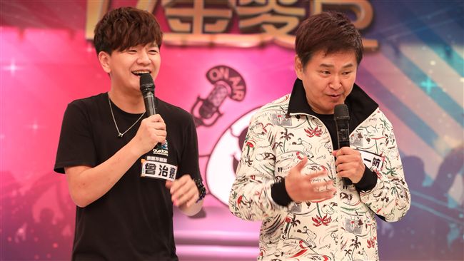 賀一航兒揮刀割沙發：渴望得到爸的愛