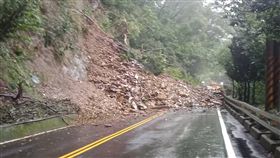 屏東雨一直下  台24線霧台路段坍方（1）屏東縣連續幾天下雨，屏東霧台鄉台24線38.6公里處13日晚間土石坍方，交通受阻。（霧台國小提供）中央社記者郭芷瑄傳真  108年6月14日