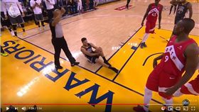 ▲湯普森（Klay Thompson）扭傷左膝第6戰不會再上場。（圖／翻攝自YouTube）