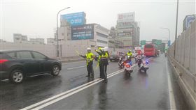 大雨車流遲緩　北市警適時啟動交通快打機制台北市交通警察大隊13日表示，針對北市每遇天雨易有車行速度緩慢、事故（拋錨）車增加等現象，特別要求執勤員警適時啟動交通快打機制，並增派人力加強疏導。（台北市警察局交通警察大隊提供）中央社記者黃麗芸傳真　108年6月13日