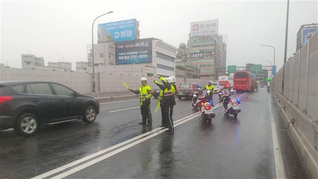 梅雨季車流遲緩　北市警啟動交通快打