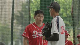 ▲味全龍總教練葉君璋觀察自辦測試會。（圖／味全龍球團提供）