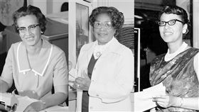 紀念非裔女性貢獻 NASA總部街道改名關鍵少數 凱薩琳．強生（左起）、瑪麗．傑克森與朵蘿西．豐恩1940至1960年代為美國太空飛行研究有重要貢獻，電影「關鍵少數」即改編自她們的故事，NASA也把華府總部外的街道改名為「關鍵少數」作為紀念。（圖／翻攝自NASA臉書）