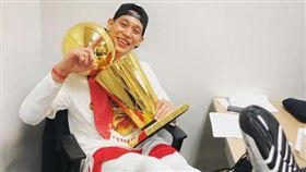 NBA／創歷史！奪冠豪哥IG爽曬照
NBA,季後賽,多倫多暴龍,林書豪,總冠軍
翻攝自林書豪IG