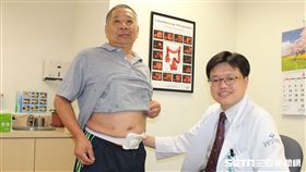 腸癌患者陳先生（左）以過來人角度為病患作術前的心理諮商，克服未知的恐懼。（圖／聯新國際醫院提供）