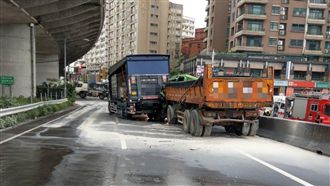 曳引車追撞大貨車　駕駛受困扭曲車體