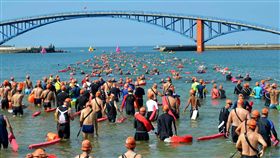 泳渡澎湖灣15日登場（1）2019泳渡澎湖灣15日在觀音亭海灣舉行，將有來自全國各地好手1600多人參賽，挑戰亞洲最長的海泳。（資料照片）中央社　108年6月14日