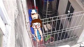 女子在遮雨棚上做日光浴(圖／翻攝自臉書)