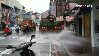 貨車撞斷號誌、消防栓　司機恐賠6萬