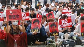高雄港生集會靜坐　同步聲援反逃犯條例（2）在高雄的香港學生反對修訂「逃犯條例」集會與香港同步，12日一早就到高雄文化中心廣場集會靜坐，共同傳達港人「反送中」心聲。中央社記者董俊志攝　108年6月12日