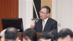 財長：國家發展須全面考量　不能只有北京觀點鴻海董事長郭台銘認為，台灣參加區域經濟合作的「鑰匙」在北京。財政部長蘇建榮（後）22日在立法院受訪時表示，思考國家發展須全面考量，要有國際性思維，「不是單單只靠北京這個觀點」。中央社記者吳翊寧攝　108年4月22日