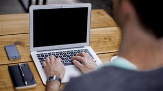 視訊忘關鏡頭　露性感豹紋內褲影片曝