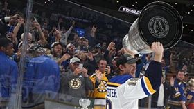 ▲聖路易藍調隊史首度捧起史坦利盃。（圖／取自藍調隊IG）