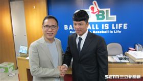 ▲中信兄弟球團領隊劉志威（左）與周思齊出席勞資仲裁會議。（圖／記者蕭保祥攝影）