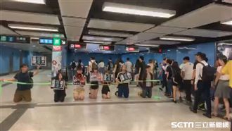 港人地鐵跪地　籲「總罷工」還擊港府