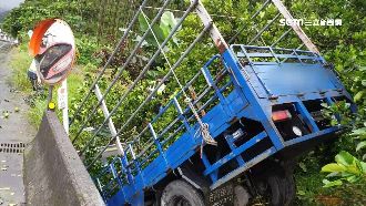 疑雨天車速快　貨車過彎栽邊坡駕駛亡