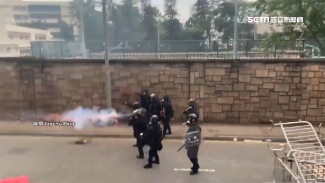 港警無差別粗暴執法　外媒記者怒酸