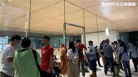 蘋果信義店開幕前一夜，開始出現排隊人潮（圖／記者谷庭攝影）