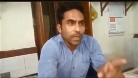 毆打,記者,虐待,播報,出軌,火車,鐵路,警察,尿尿,印度,　圖／翻攝自推特