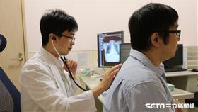 亞大醫院胸腔內科主治醫師林育生替患者進行聽診檢查。（示意圖非新聞當事人／亞大醫院提供）