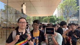 圖／記者谷庭攝,蘋果信義旗艦店a13排隊人潮,第一位排隊的果粉