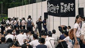 第二波行動！地鐵跪地籲「香港總罷工」　反送中還擊港府
圖翻攝自香港眾志 Demosistō臉書