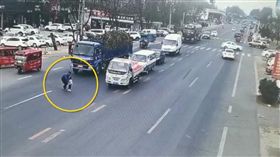 陸老翁遭撞（圖／翻攝自梨視頻）