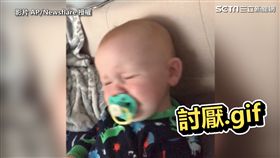 ▲爸爸再次發出魔笑，寶寶痛苦地別過臉。（圖／AP/Newsflare 授權）