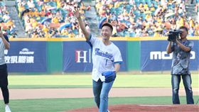 ▲富邦勇士總教練許晉哲到富邦悍將新莊球場開球。（圖／富邦球團提供）