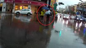 天雨路滑發生車禍，暖警不畏風雨主動揹民過馬路(圖/翻攝畫面)