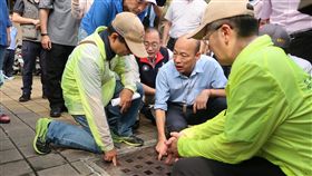 韓國瑜籲全面防治登革熱高雄市長韓國瑜（前左2）15日上午出席三民區登革熱擴大防疫誓師活動，並勘查溝渠防治覆蓋情形，促加強勿懈怠。中央社記者王淑芬攝　108年6月15日