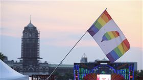 凱道同婚宴盛大展開（1）同婚專法24日起正式上路，台灣伴侶權益推動聯盟25日晚間在凱道舉辦「同婚宴」，歡慶台灣婚姻平權達到新里程碑，現場彩虹台灣旗幟高高飄揚。中央社記者謝佳璋攝　108年5月25日