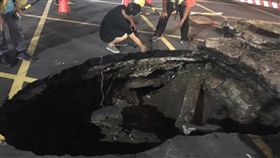 新北,三重,崁頂街,塌陷,李余典。翻攝自李余典臉書