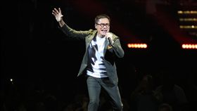 羅大佑台北小巨蛋開唱　歌手羅大佑15日晚間在台北小巨蛋舉行「當年離家的年輕人2.0－青春無悔追夢版」搖滾演唱會，演唱多首經典成名曲，嗨翻全場上萬歌迷。中央社記者張皓安攝　108年6月15日