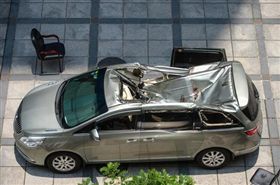 車內有人！他墜23樓「撞凹」休旅車　駕駛險慘死車內（圖／翻攝自新浪網）