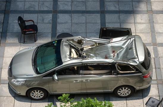他墜23樓撞凹休旅車　駕駛險慘死