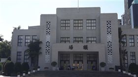 立院臨時會17日登場 藍備戰綠盼多協商少表決立法院擬17日起召開臨時會，國民黨團備戰；民進黨團則期盼透過朝野溝通和協商，減少表決和衝突。圖為16日立法院議場前，民進黨團持續動員立委輪留守候議場門口，要搶下排案權優先處理黨團所列議程。中央社記者范正祥攝 108年6月16日