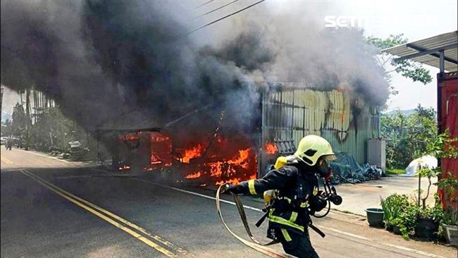 看門土狗盡忠吠叫　冷血2義消燒死牠