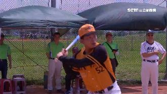 黃國昌開球！糗「揮棒落空」全場笑翻