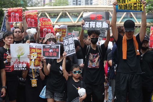 反送中遊行再起　港人要求完全撤回惡法（2）香港泛民主派團體民間人權陣線16日舉行反修訂逃犯條例大遊行，民眾身穿黑衣走上街頭、手舉標語，要求完全撤回修訂逃犯條例草案。中央社記者裴禛香港攝　108年6月16日